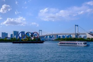 東京レインボ-ブリッジとオリンピックのシンボル